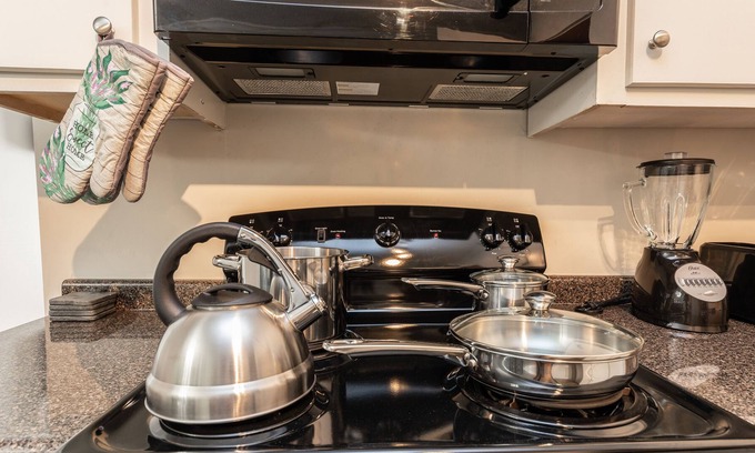 Earlewood Apartment | Peaceful Downtown Getaway! | Soda City's Finest!