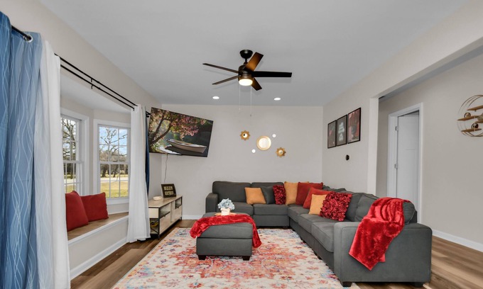 Lake Villa House | Peaceful Family & Fur-Friendly home near Navy Base, Gurnee Mills, Six Flags.