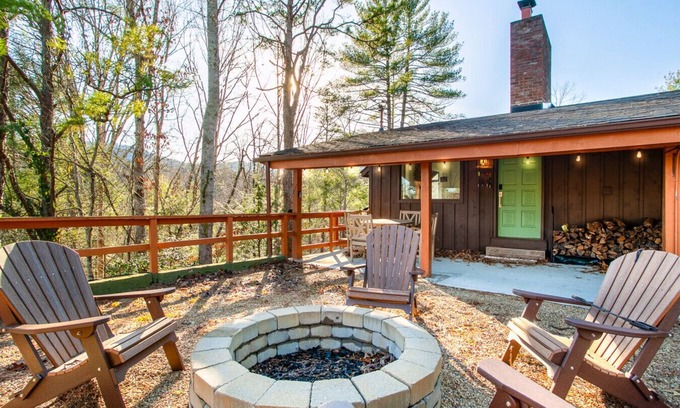 Townsend Cabin | Peaceful Heights with Cozy Decks and Smart TV!