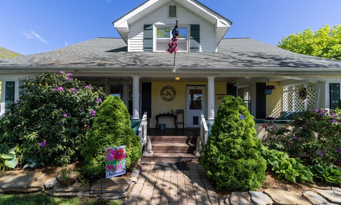 West Jefferson House | Peaceful, Historical 4 BR Airbnb: West Jefferson, NC