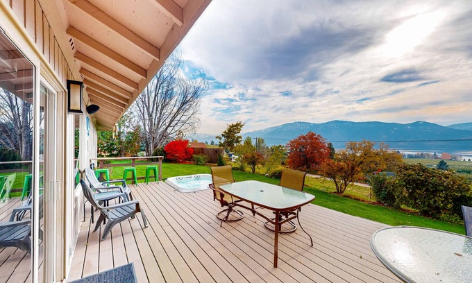 Manson House | Peaceful home with private hot tub & lake views - great location near wineries
