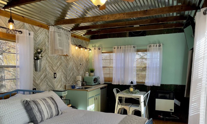 Stanton Cabin | Peaceful Homespun Hideaway Tiny Cabin near RRG