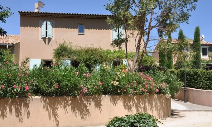 Lourmarin House | Peaceful house/garden in Provençal village