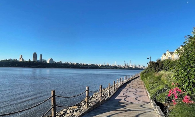 Edgewater Apartment | Peaceful Hudson Riverfront Condo Free Parking