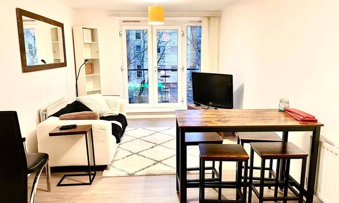 Hatfield Apartment | Peaceful Impeccable 2-Bed Apartment in Hatfield