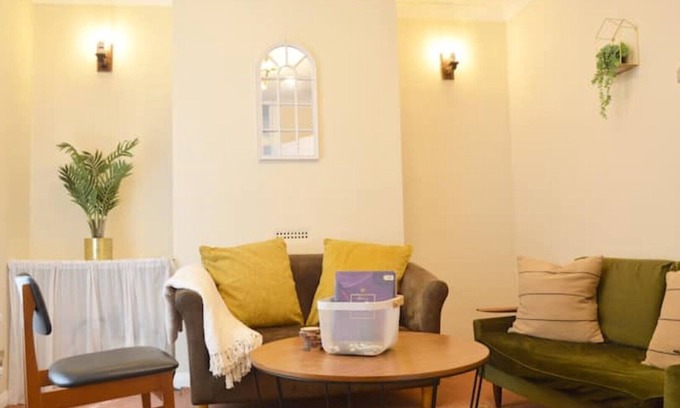 The King's Mile House | Peaceful King bed house with Free parking & Garden
