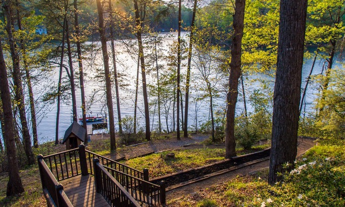 Mill Spring House | Peaceful Lake House Retreat: Swim, Kayaks, SUPs