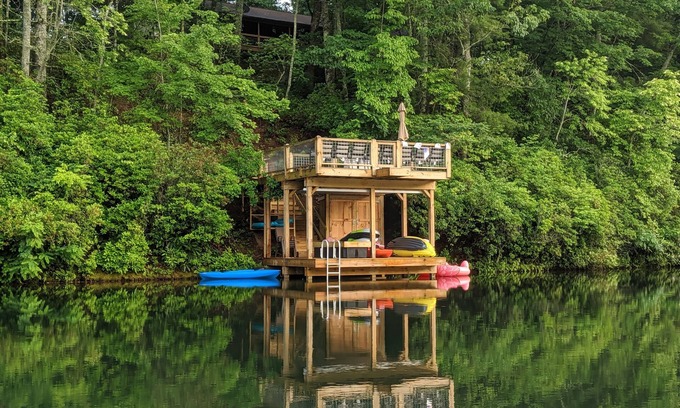 Mountain Rest House | Peaceful Lake Retreat for up to 16 guests featuring gorgeous fall foliage.