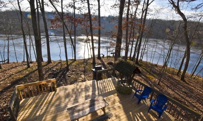 East Stroudsburg Villa | Peaceful Lakefront Retreat! Family & Dog Friendly w/Private Hot Tub!
