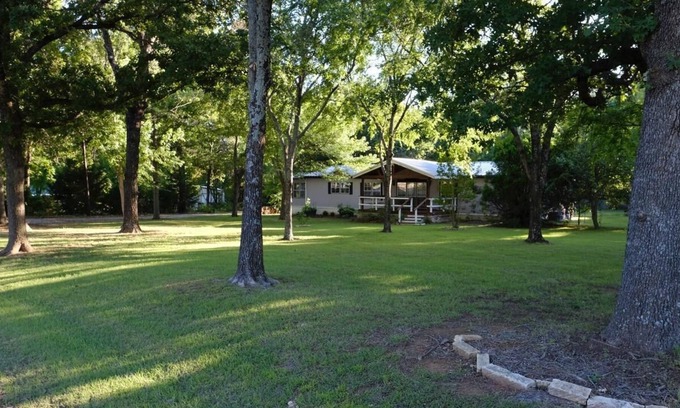 Kingston House | Peaceful Lakehouse Retreat- 2 minutes from the water