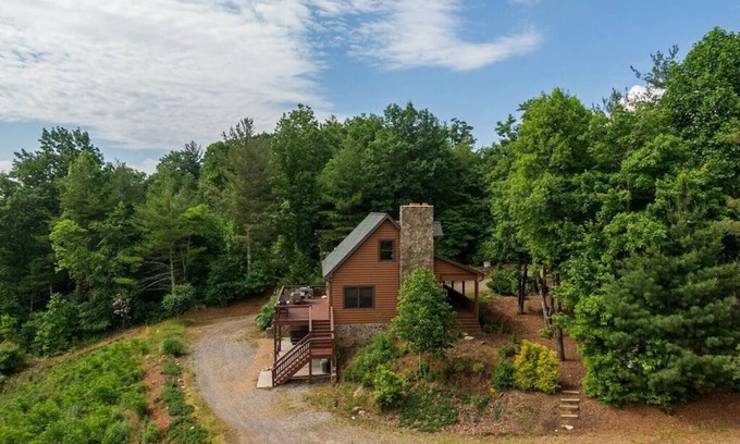 Purlear Cabin | Peaceful Log Cabin near Boone.