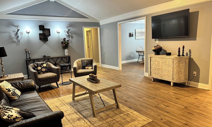Monroe House | Peaceful Modern Country Home with all amenities