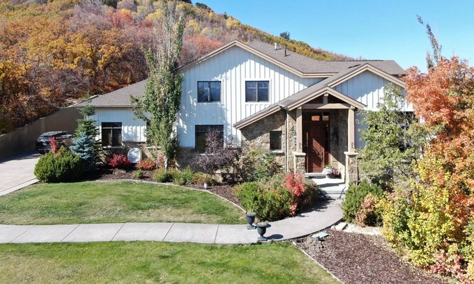 Pinebrook Villa | Peaceful mountain retreat full of beauty, wildlife & stunning views! 30 day min*