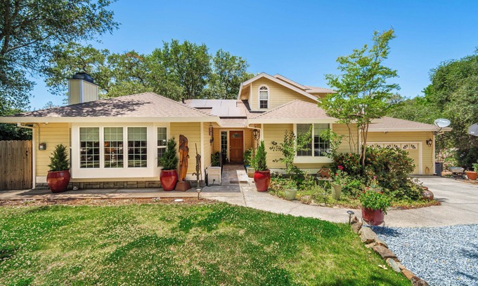 Auburn House | Peaceful Nature Retreat family-friendly 3 BR Hot Tub Gym BBQ