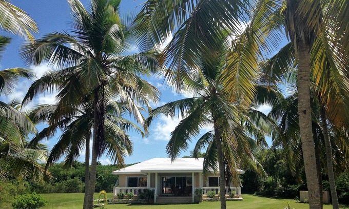 South Palmetto Point House | Peaceful Palms: 2 BD, 2 BATH, A/C, Wifi, minute walk to Ten Bay Beach.