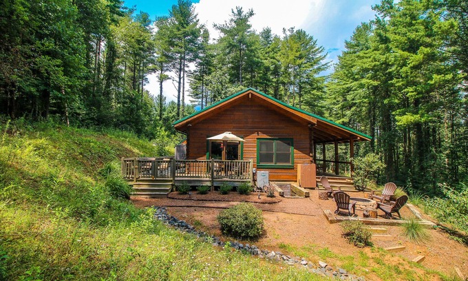 West Jefferson Cabin | Peaceful Paradise - Log Cabin W/Fire Pit, Gas F/P & WiFi
