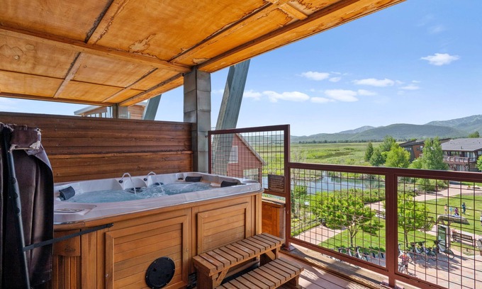 Kimball Junction Condo | Peaceful Park City Retreat | Private Hot Tub, Mtn Views, Fireplace, Balcony