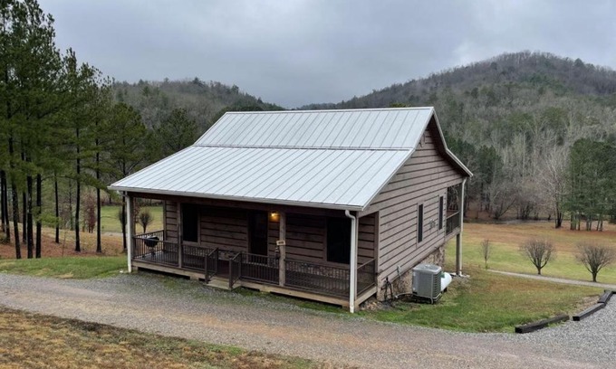 Tellico Plains House | Peaceful Pearl Bear Home - Field Trails and Fishing Nearby