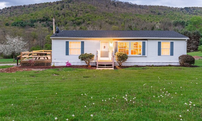 Gaines House | Peaceful Pine Lodge | Right On Pine Creek | HOT TUB