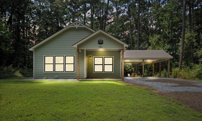 Geneva House | Peaceful Pines Bungalow at Toledo Bend Lake and Pendleton Park - Pet Friendly