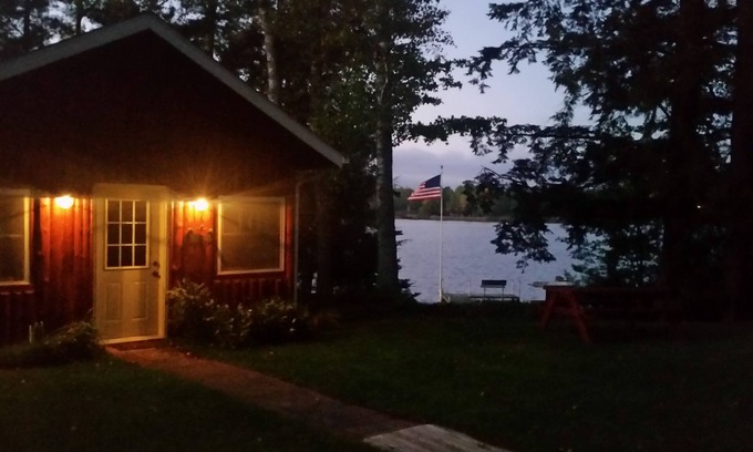 Mercer Cabin | Peaceful Privacy Lakeside, Private Dock, Great Sunsets, Free WiFi & Cable-Mercer