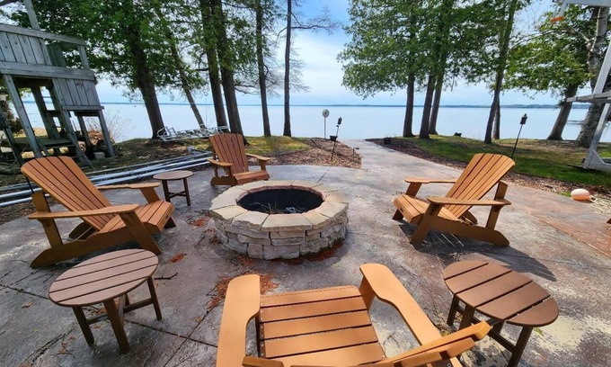 Cheboygan House | Peaceful & private Mullett Lake haven
