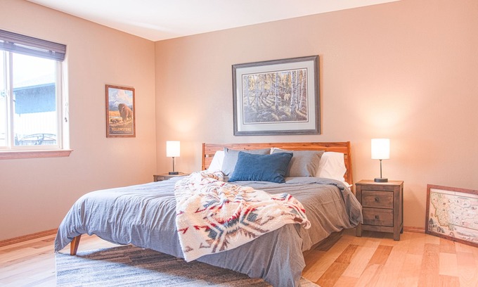 Coeur d'Alene House | Peaceful & Relaxing Family Retreat: National Park Theme, Hot Tub & Game Room