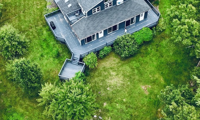 Kerhonkson Villa | Peaceful Retreat, Private Yoga Studio, Jacuzzi & Mountain Views | By Dream House
