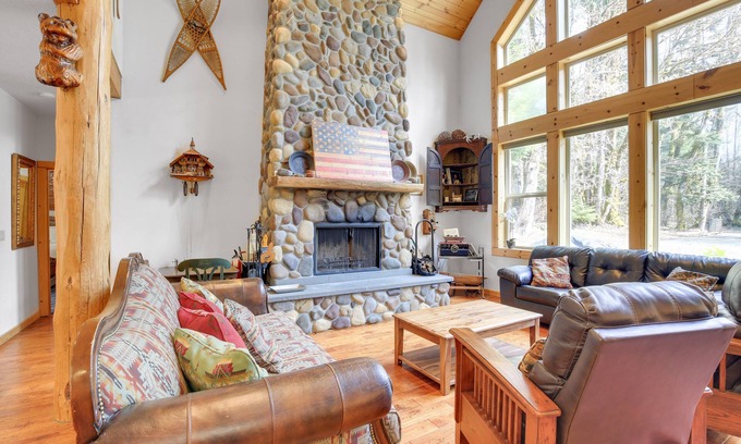 Rhododendron Cabin | Peaceful Rhododendron Cabin w/Fire Pit & Hot Tub!