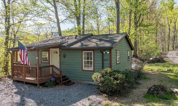 Sylva House | Peaceful Ridge Cabin, nestled in the picturesque landscapes of Sylva, North Carolina.