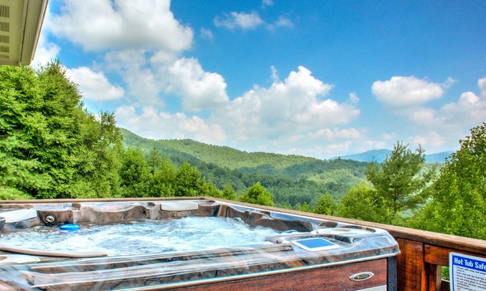 Waynesville House | Peaceful Rise | Hot Tub, EV Charger & Views⛰️ Near Waynesville + Biltmore Pass