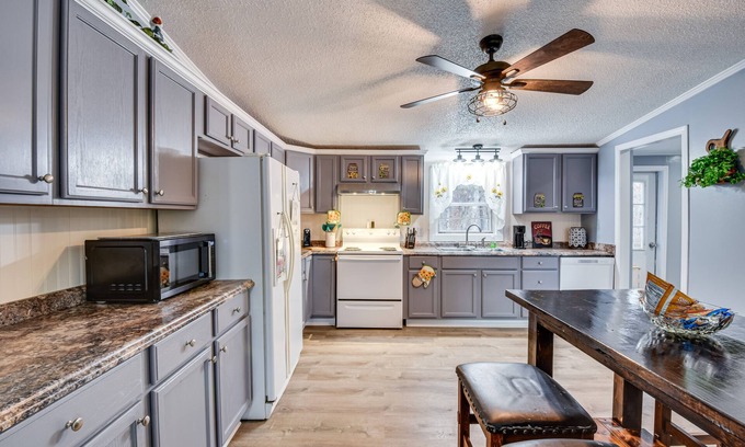 Six Mile House | Peaceful Six Mile Vacation Home w/Fire Pit