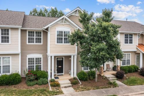Durham Apartment | Peaceful, townhome in Hope Valley Farms