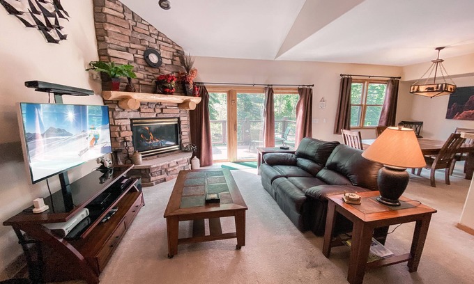 Keystone House | Peaceful Townhome with Deck/Garage/Shuttle