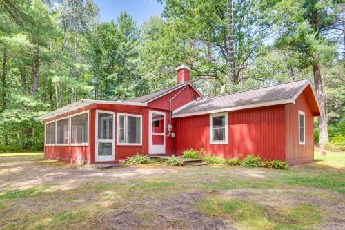 Mayfield House | Peaceful Traverse City Cabin about 16 Mi to Dtwn!