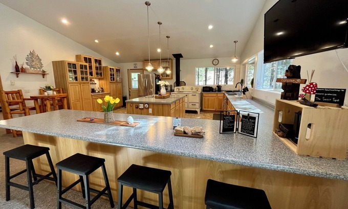 Gasquet House | Peaceful Views-Gasquet Cozy Cabin 1.5acres. TRAEGER, Smith River, Redwoods, Wifi