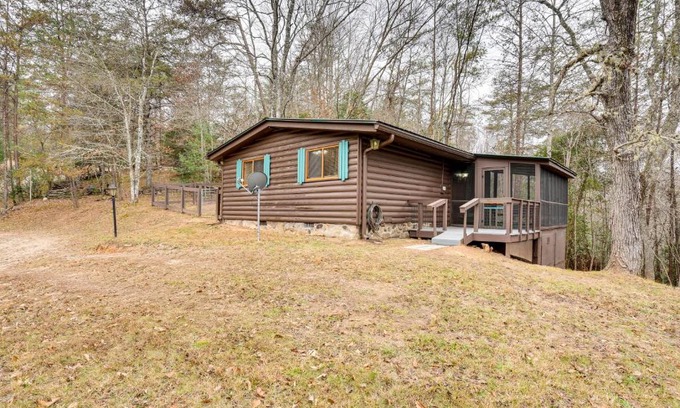 Warne House | Peaceful Warne Cabin Fenced Yard and Screened Porch