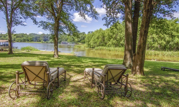Eustace House | Peaceful water front lake cabin - huge lot + kayak /SUP