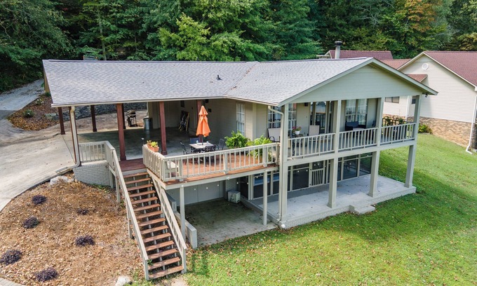 Guntersville House | Peaceful waterfront home in prime location