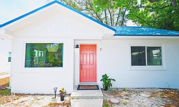 Navarre Cottage | Peaceful Waterfront Cottage