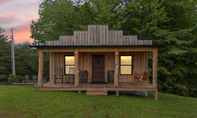 Rogers Cabin | Peaceful Western Style Cabin near Muir Valley!