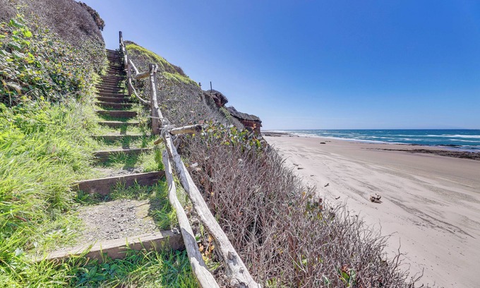 Yachats Apartment | Peaceful Winter Retreat: Oregon Coastline Beach!