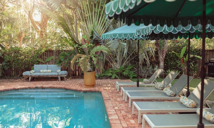 Palm Beach - West Palm Beach Cottage | Peach Cottage: Palm Beach-style bliss, shared pool