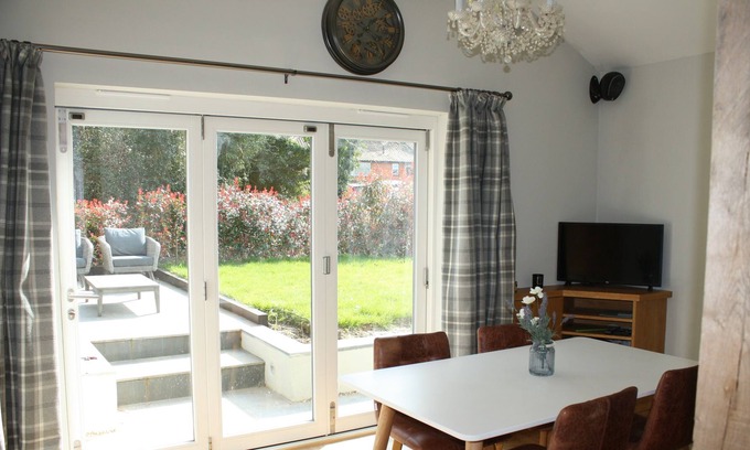 Harleston House | Peacock Lodge - Holiday Home, ideal for exploring Norfolk & Suffolk.