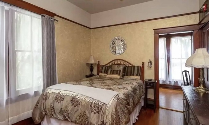 Oakland Apartment | Peacock Room in Central Florida's Historic Gem & wedding venue- The Oakland Manor House