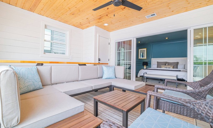 Eighth Avenue House | Peacock's Perch| Broadway 2mi| Rooftop HotTub -B