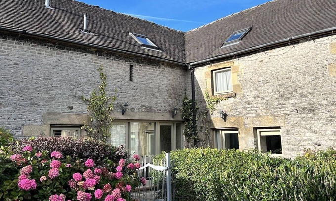 Crowdecote Cottage | Peak District country cottage with free EV charging