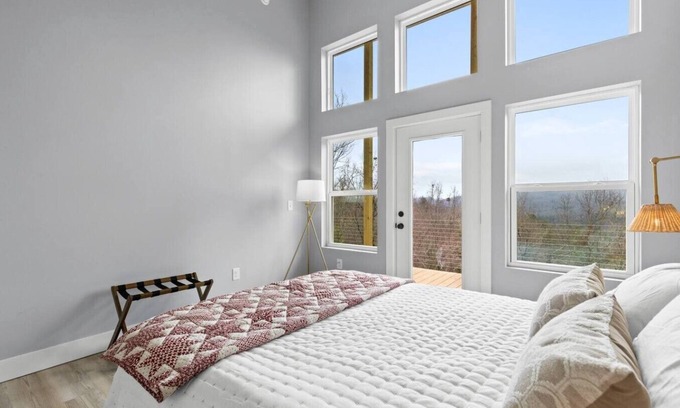 Hayesville House | Peaks & Pines Retreat - Gated & Fully Paved - Private Home