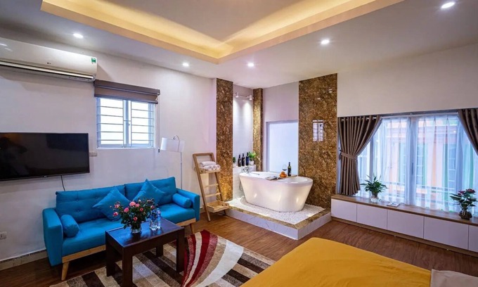 Hang Trong Apartment | Pearl/Bathtub/In the Old Quarter/Near Hoan Kiem Lake