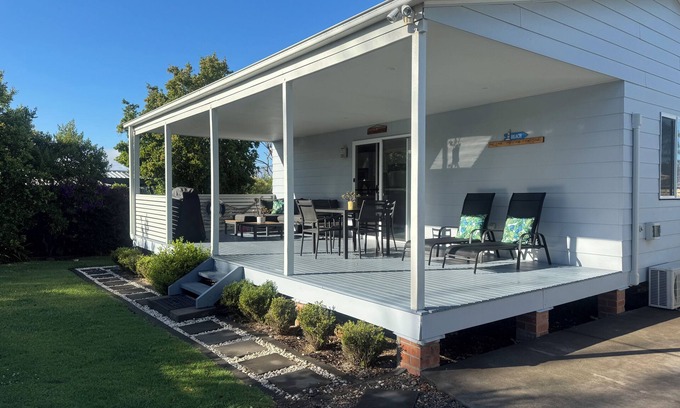 Culburra Beach Cottage | Pearly Shells Beach Cottage-5 min walk to Beach and restaurants - pet friendly